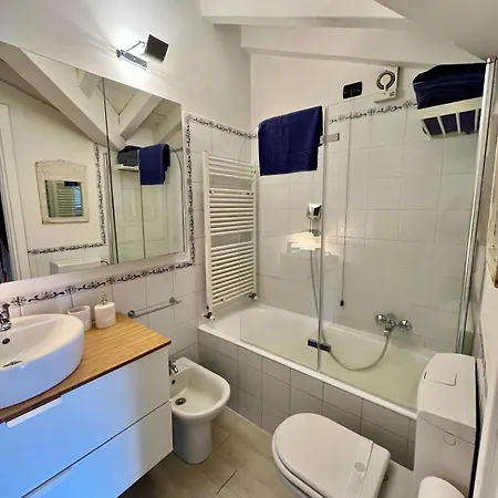 Vanessa's Art Rooftop Apartment *