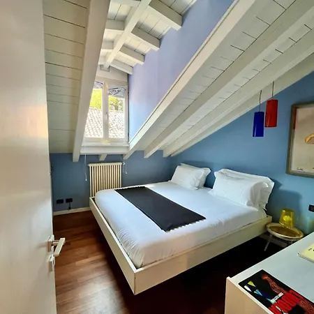 Vanessa's Art Rooftop Apartment Como