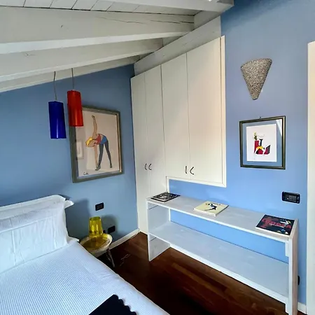 Vanessa's Art Rooftop * Como