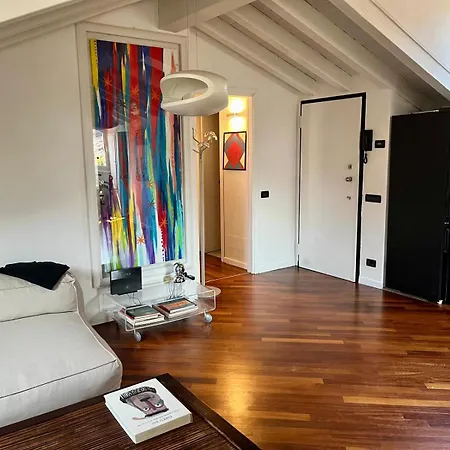 Vanessa's Art Rooftop Apartment *