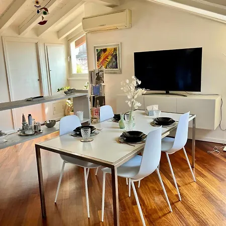 Vanessa's Art Rooftop * Como