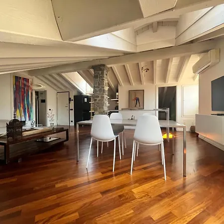 Vanessa's Art Rooftop * Como