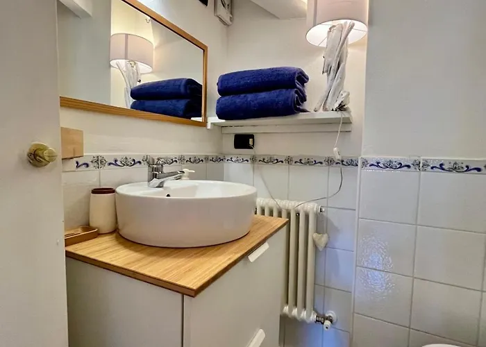 Vanessa's Art Rooftop * Como