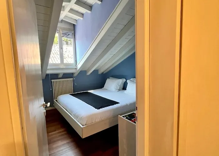 Vanessa's Art Rooftop * Como