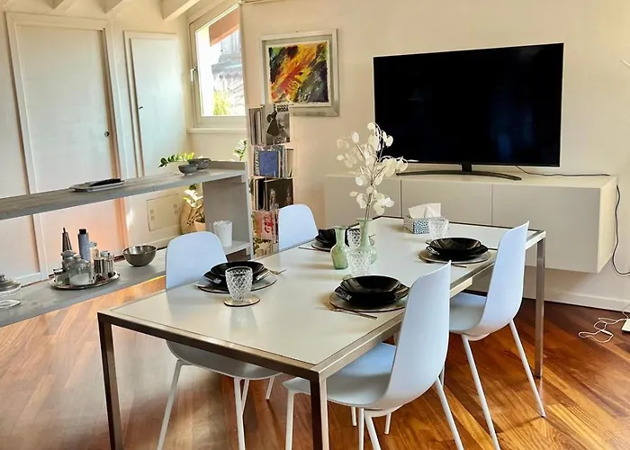 Vanessa's Art Rooftop * Como