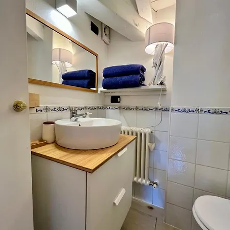 Vanessa's Art Rooftop * Como